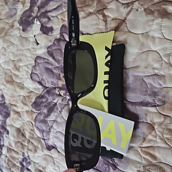 NWT Quay Australia Sunglasses Vibe Check Black Frame Black Polarized Lens - Picture 10 of 11